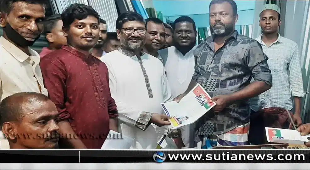 ফুলবাড়ীয়ায় ধানের শীষের পক্ষে গণসংযোগে অধ্যক্ষ সিরাজুল ইসলাম