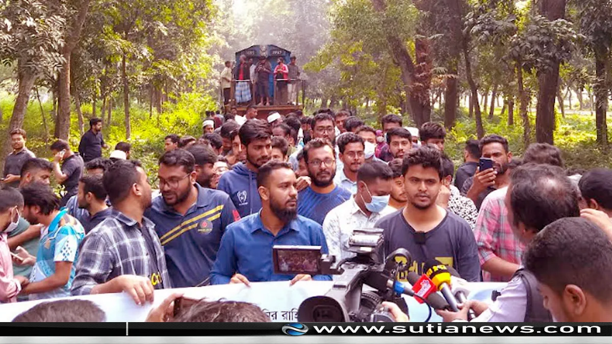 বাকৃবি শিক্ষার্থীদের রেল অবরোধ: ৪৭তম বিসিএস লিখিত পরীক্ষা পেছানোর দাবিতে ট্রেন চলাচল বন্ধ